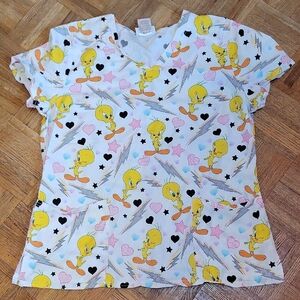 Looney Tunes Tweety Bird 2 Pocket Scrub Top Size M